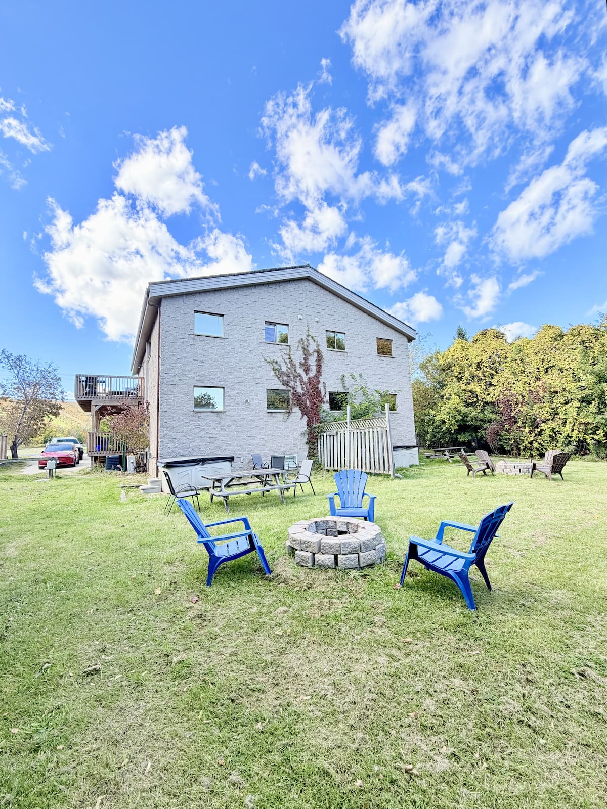 The garden and outdoor seating at Ski View Chalet